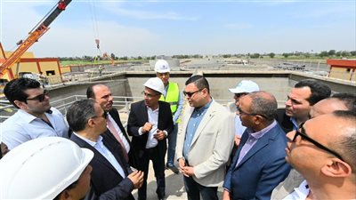 وزير الإسكان ومحافظ الشرقية يتفقدان مشروع صرف صحي سنهوا بمنيا القمح