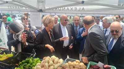 سفيرة الاتحاد الأوروبي لدى مصر تتفقد سوق المزارعين بالإسكندرية 