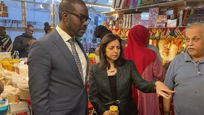 السفيرة نيرمين الظواهري تتفقد معرض مصر والشرق الأوسط رفقة وزير التجارة والصناعة الرواندي  
