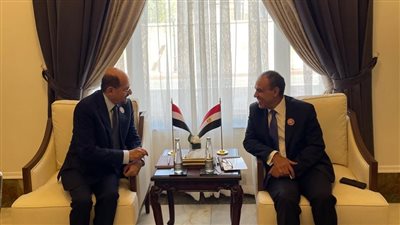 على هامش الاجتماع التحضيري للقمة العربية وزير الخارجية والهجرة يلتقي بنظيره اليمني