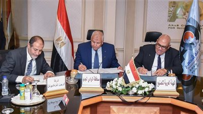 محافظ الوادي الجديد يوقع إتفاقية لإنشاء الشركة العربية لصناعة الأخشاب المضغوطة