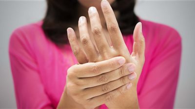 طبيب أعصاب يوضح سبب تنميل اليدين ليلًا