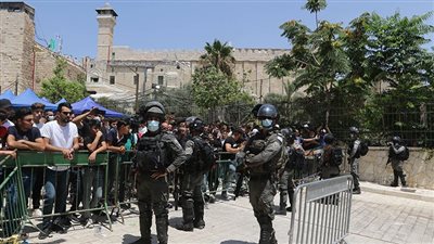 الاحتلال يمنع المواطنين من صلاة الفجر بالحرم الإبراهيمي ومجزرة في بيت لاهيا