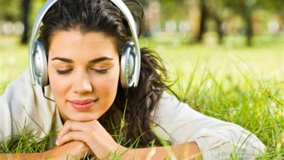 دراسة تكشف العلاقة بين الاستماع للموسيقى العاطفية والصحة النفسية 