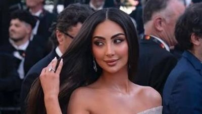 ألوان الطبيعة الساحرة تبرز أنوثة نور الغندور في مهرجان كان السينمائي 