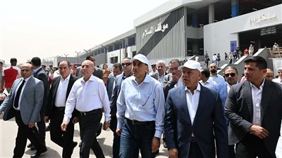 رئيس الوزراء يقطع خط سير الجولة لتفقد موقف السلام النموذجي الجديد