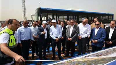 رئيس الوزراء يتفقد المرحلة الأولى من التشغيل التجريبى لمشروع الأتوبيس الترددي