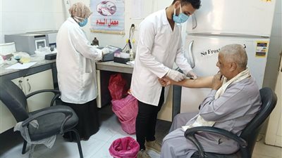 توقيع الكشف الطبي على 1000 مواطن في قافلة طبية بالمنيا 