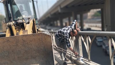 محافظ الجيزة يتابع أعمال إصلاح وصيانة الأسوار الحديدية بكوبري أرض اللواء