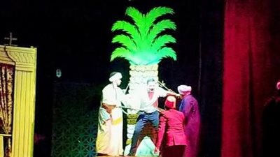 فرقة موط المسرحية تقدم 