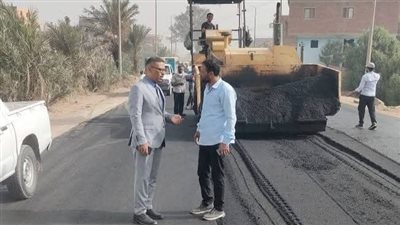 متابعة وضع الطبقة الثانية ضمن أعمال رصف طريق إطسا الفيوم