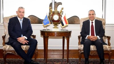 وزير الخارجية يبحث مع المفوض الأوروبي للشراكات الدولية تنفيذ المشاريع التنموية بمصر