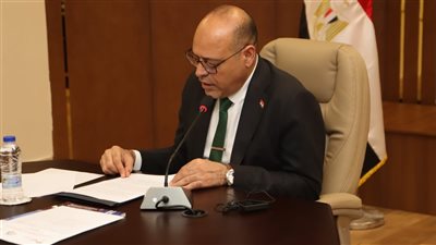 وزير العمل يعتمد صرف مليون و594 ألف جنيه رعاية اجتماعية وصحية لـ1098 عاملًا غير منتظم