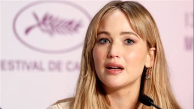 جينيفر لورانس تكشف كواليس أزمتها الصحية أثناء رحلتها مع الأمومة