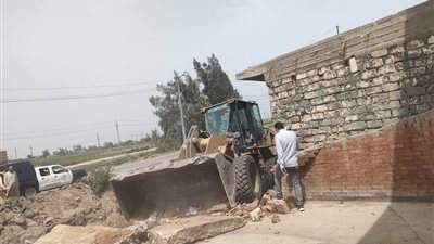 إزالة مغاسل ومعديات بدون ترخيص و تعدٍ على أملاك الدولة بالبحيرة