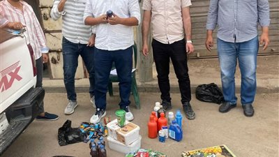 ضبط 3 محلات بقالة بحوزتها 200 عبوة مواد غذائية منتهية الصلاحية بالبحيرة