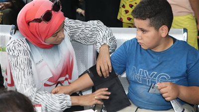 جامعة سوهاج تطلق قافلة طبية توعوية لخدمة أهالي الكوامل بمبادرة “حياة كريمة” 