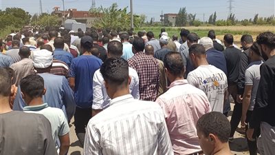 تشييع جثمان الممرض محمد الشحات بمسقط رأسه بالمحمودية بعد وفاته بمستشفى دمنهور