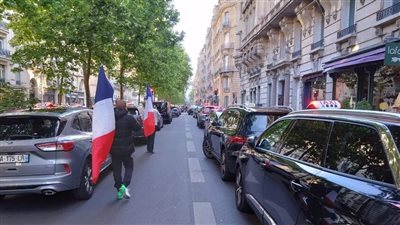 فرنسا.. شلل مروري في مدن عديدة بسبب احتجاجات سائقي سيارات الأجرة