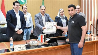 محافظ الشرقية يودع البعثة البيطرية للحج ويسلمهم ملابس الإحرام