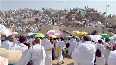  حجاج السياحة يواصلون السفر لأداء الفريضة عبر المنافذ البرية والجوية