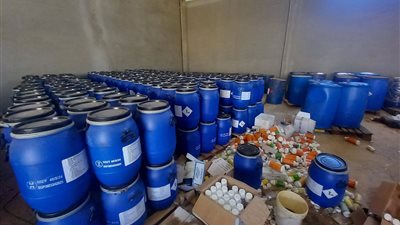 ضبط مخزن لتعبئة مبيدات زراعية مجهولة المصدر بالمنطقة الصناعية في الدقهليه 