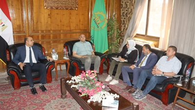 محافظ القليوبية يبحث مع مساعد وزيرة البيئة تطوير منظومة إدارة المخلفات