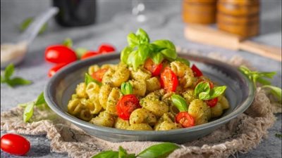 طريقة عمل مكرونة بالريحان والطماطم مع صوص البيستو| وصفة سهلة بلمسة إيطالية