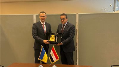 عبدالغفار يبحث تعزيز التعاون في المجالات الصحية مع وزيري صحة لاتفيا وأوكرانيا