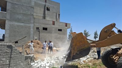 إزالة فورية لسقف مخالف و 8 حالات تعدى علي أرض زراعية بالبحيرة