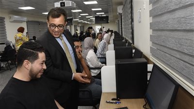 عميد طب الأسنان يتفقد أول امتحان عملي بنظام Computer Based 