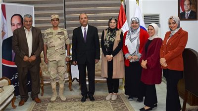 رئيس جامعة العريش يكرم الطالبات المتميزات في أولى دورات التربية الوطنية