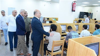رئيس جامعة سوهاج يتفقد سير الإمتحانات بالكليات 