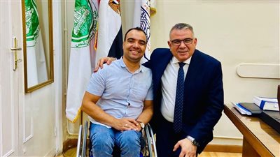 تجارة عين شمس تكرّم البطل العالمي هيثم عبد الشافي تقديرًا لإنجازاته الرياضية 