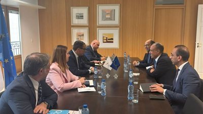 وزير الخارجية والهجرة يبحث مع نظيره القبرصي