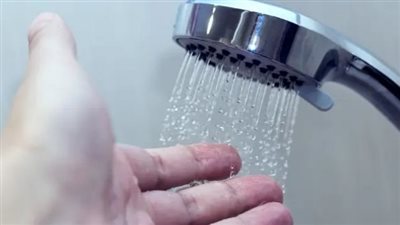 أيهما أفضل الاستحمام صباحاً أم مساءً؟.. عالمة أحياء تجيب