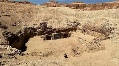 البعثة الأثرية المصرية الكندية تحدد صاحب مقبرة كُشف عنها بالقرن الماضي في الأقصر 