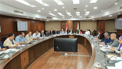 محافظ الجيزة يناقش استعدادات الطرح الجديد لعدد 2130 مدفنًا بطريق الفيوم