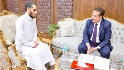 محافظ المنوفية يلتقي حالة انسانية تعاني من ظروف صحية صعبة ويصرف مساعدة مالي