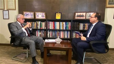 وزير سابق يفتح النار على 