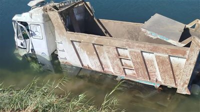 إصابة شخص إثر انقلاب سيارة نقل ثقيل بترعة نصر النوبة بأسوان