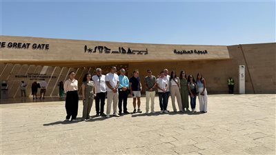 رائد الأعمال روبيرت هيرجافيك من برنامج Shark Tank وفريق عمله يزورون أهرامات الجيزة  