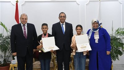 تكريم باحثة بديوان قنا وطالبين فازا بجائزة المبدع الصغير 