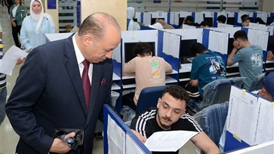 رئيس جامعة المنصورة يتفقد سير الامتحانات 