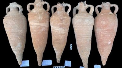 الكشف عن عدد من الجداريات الملونة 