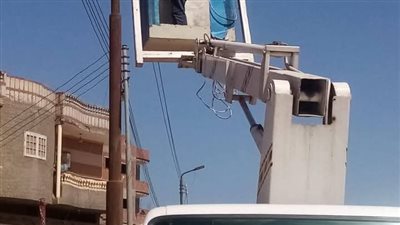 حملات موسعة لإنارة الطرق وصيانة أعمدة الانارة بمركز المحلة