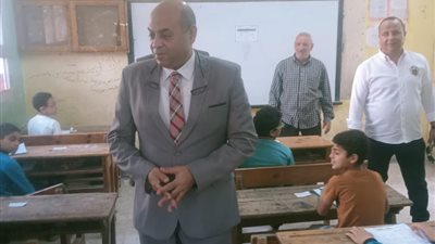 وكيل تعليم الدقهلية يتابع امتحانات النقل بإدارة ميت غمر
