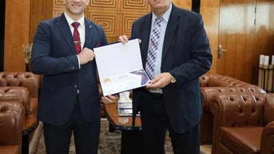 رئيس ميناء القاهرة الجوي يكرم موظفا لتفانيه في العمل