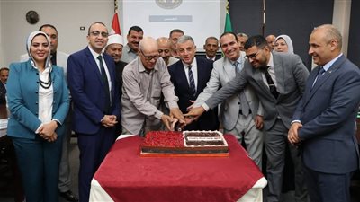 محافظ الإسماعيلية يكرم اللجنة المعنية بمتابعة توريد محصول القمح 