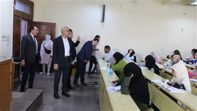 رئيس جامعة عين شمس يتفقد امتحانات الفصل الدراسي الثاني